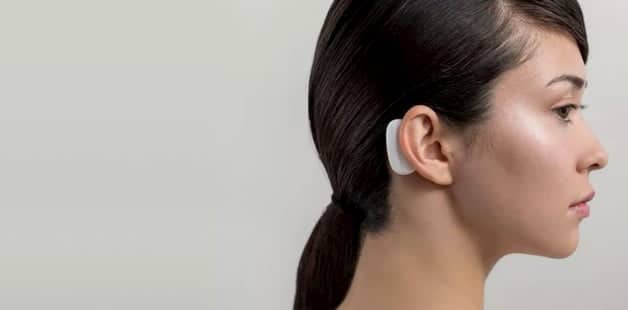 Un robot de "máquina de coser" colocaría electrodos en forma de hilo en lo profundo de un cerebro humano, que se conectaría a una cápsula que se coloca detrás de la oreja. 